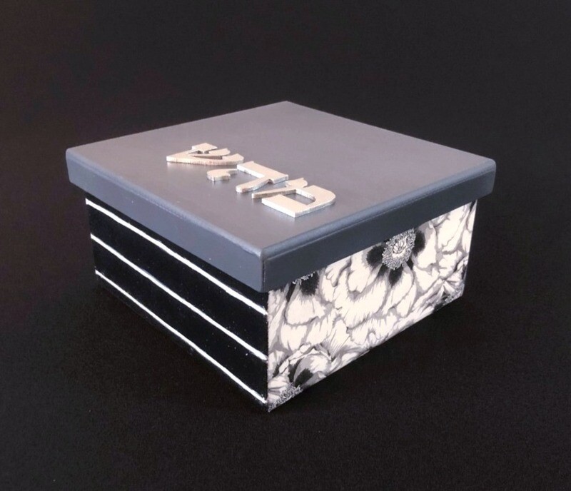 Caja gris oscuro mediana