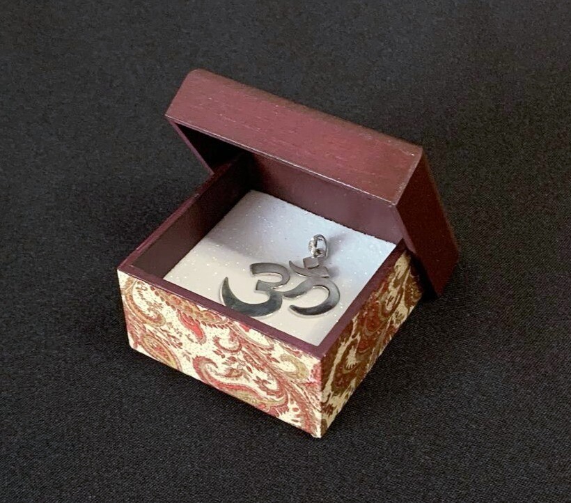 Caja joyero con dije OM grande