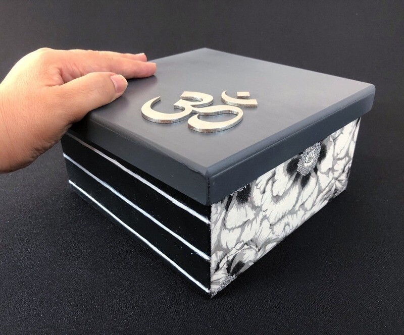 Caja gris oscuro mediana