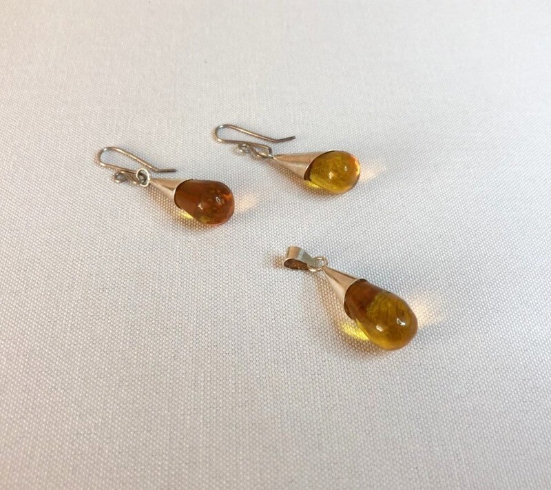 Dije y aretes en gota