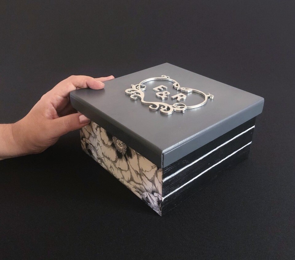 Caja gris oscuro mediana