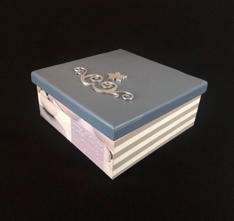 Caja gris claro grande