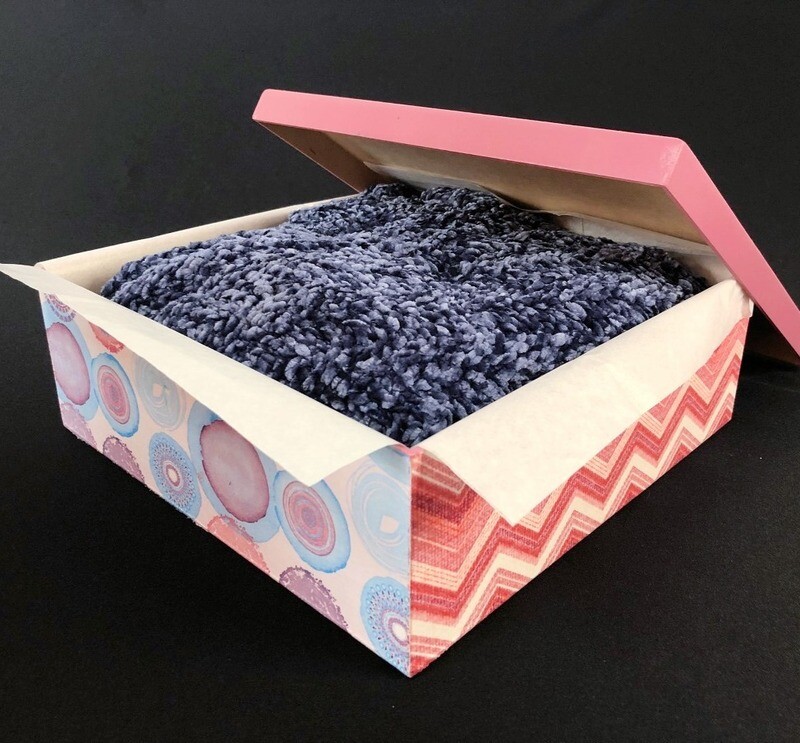 Caja rosa con capa
