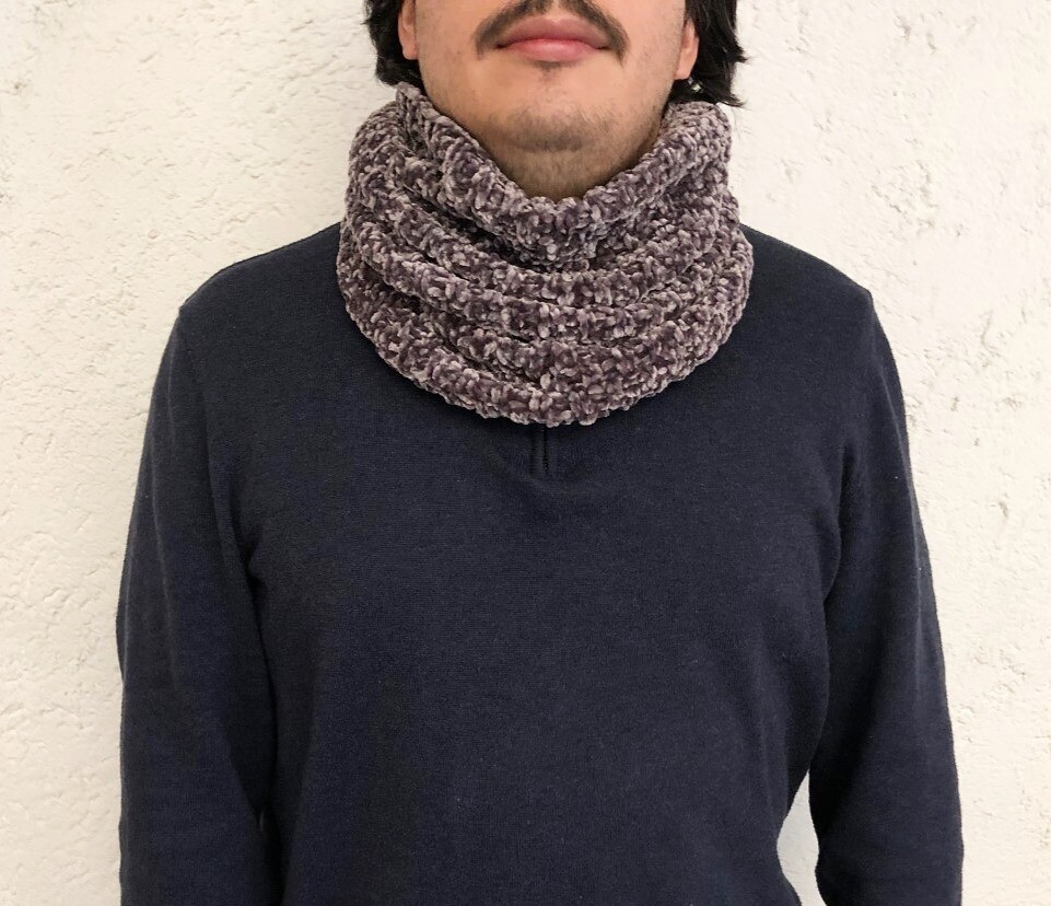 Cuellera gris metálico