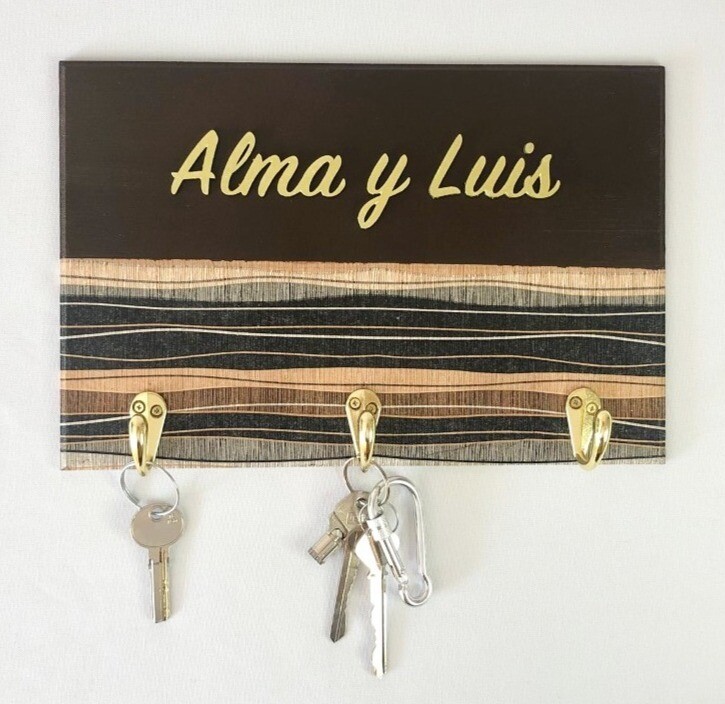 Porta llaves café y dorado