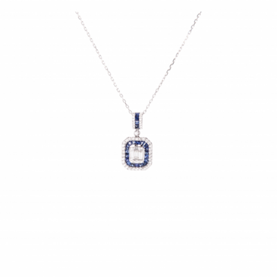 Chaine En Or Blanc Avec Un Pendentif Serti De Diamants Et De Saphirs Bleus