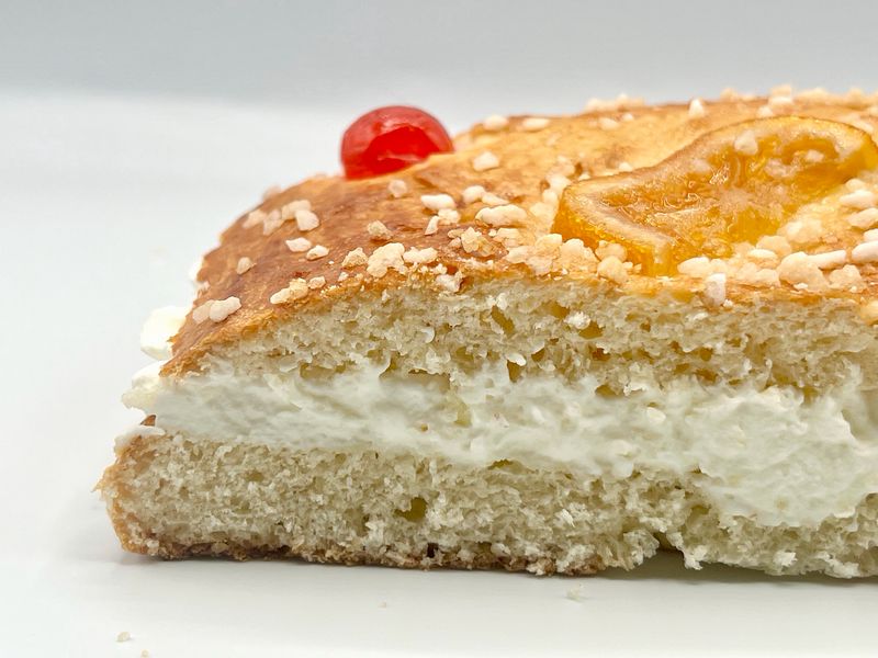 Coca rellena de nata