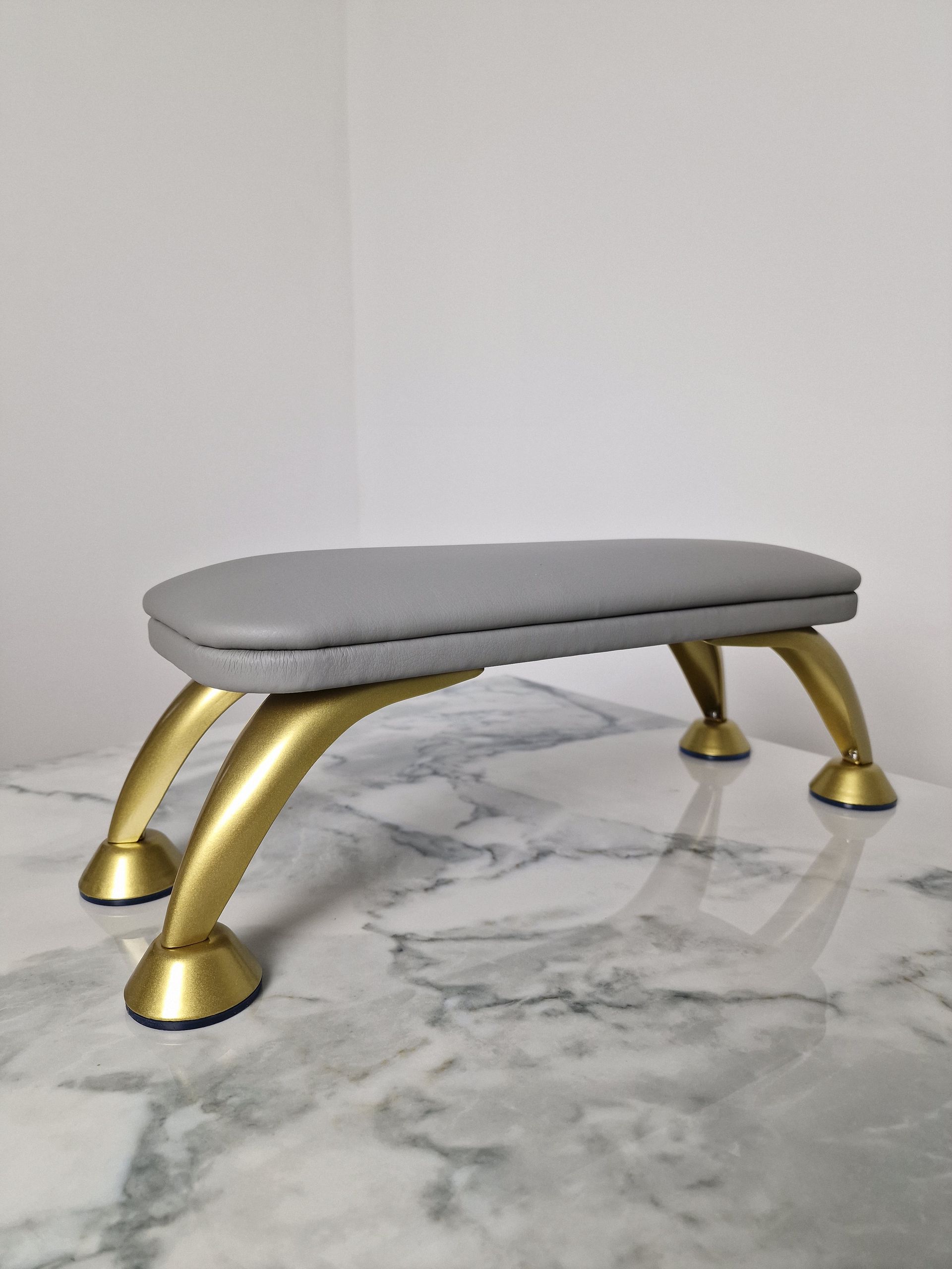 Handauflage (Grau mit Gold)