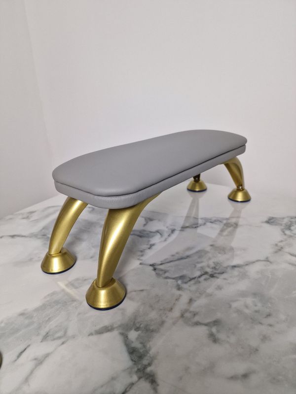 Handauflage (Grau mit Gold)