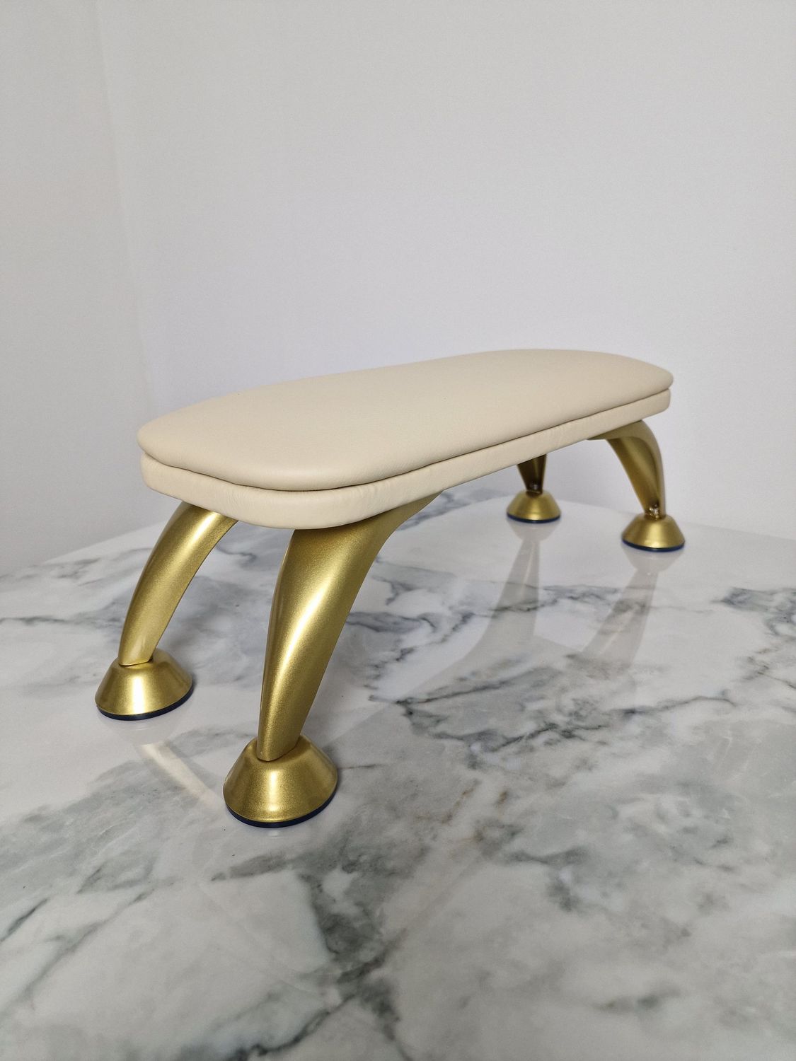 Handauflage (Creme mit Gold)