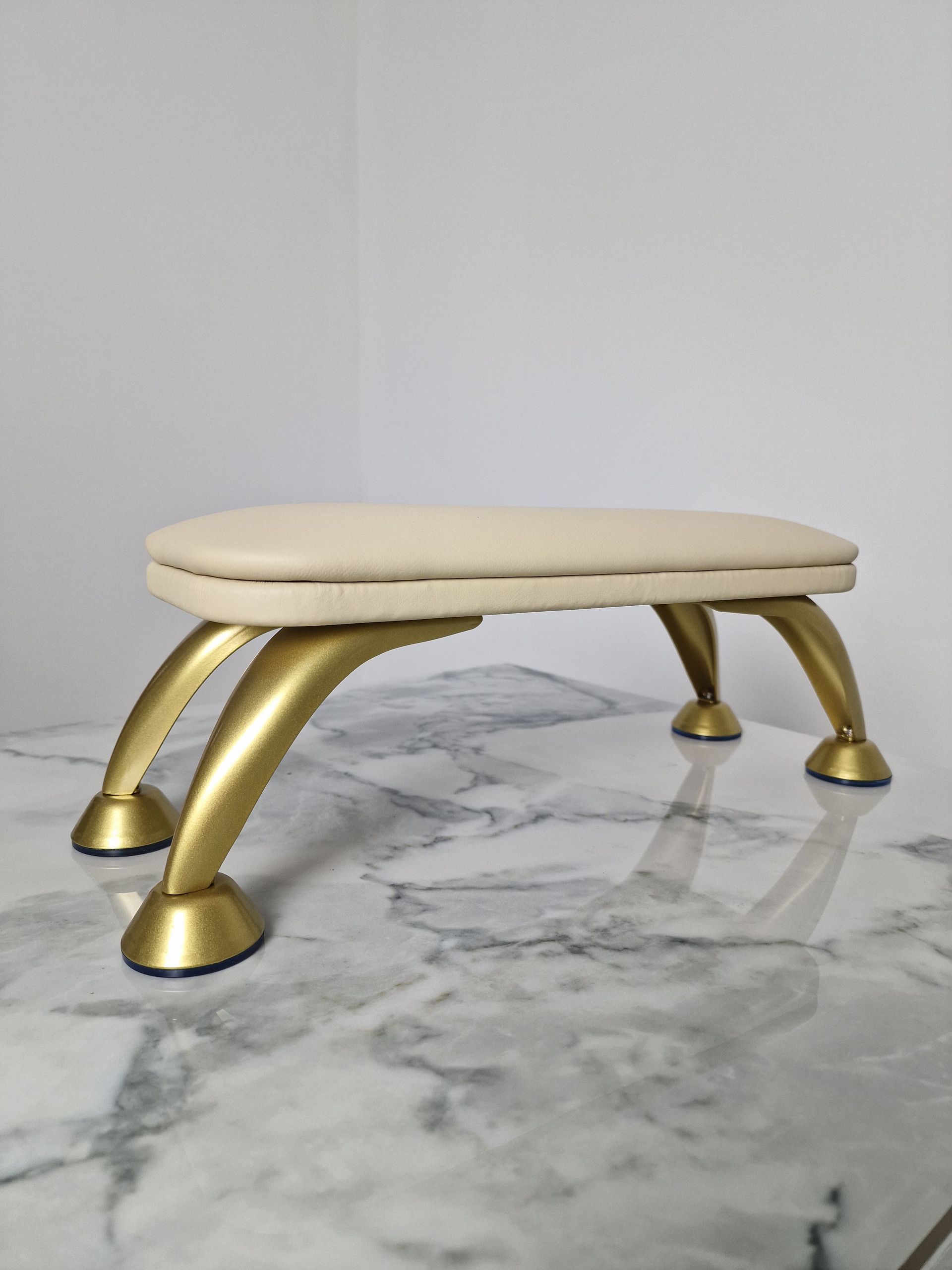 Handauflage (Creme mit Gold)