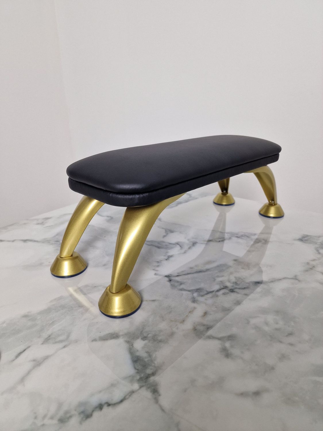 Handauflage (Schwarz mit Gold)