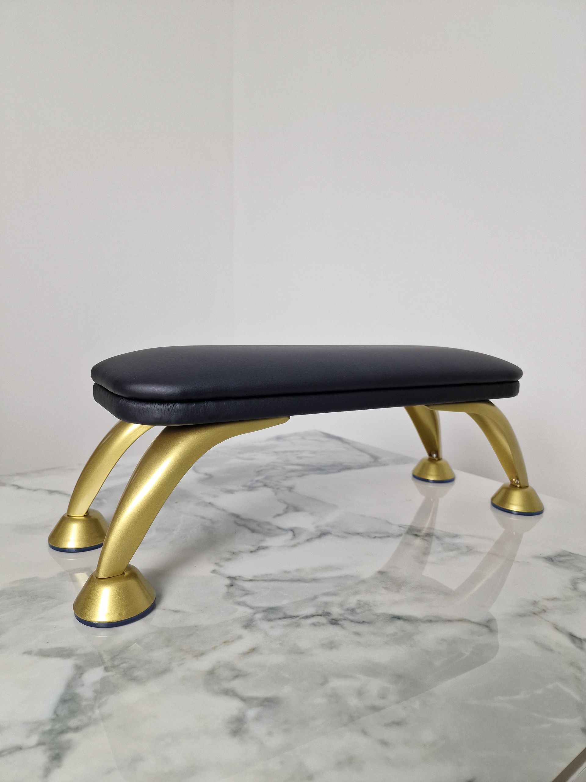 Handauflage (Schwarz mit Gold)