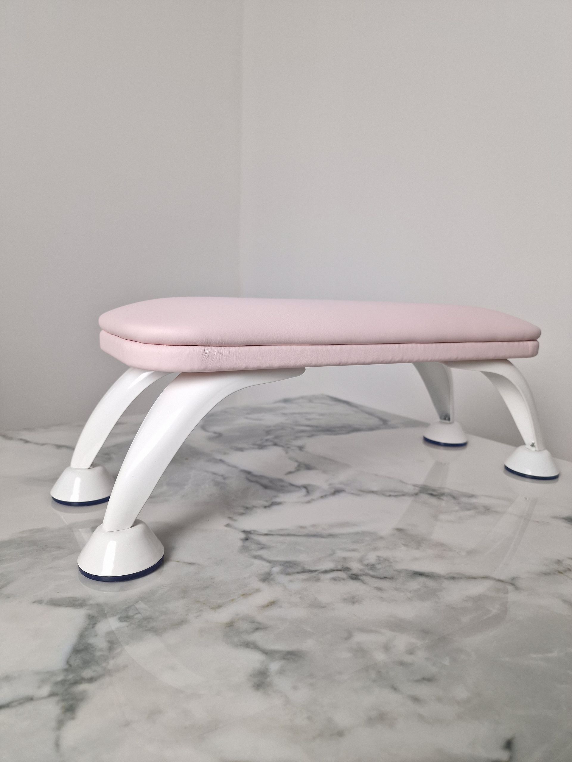 Handauflage (Hellrosa mit Weiß)