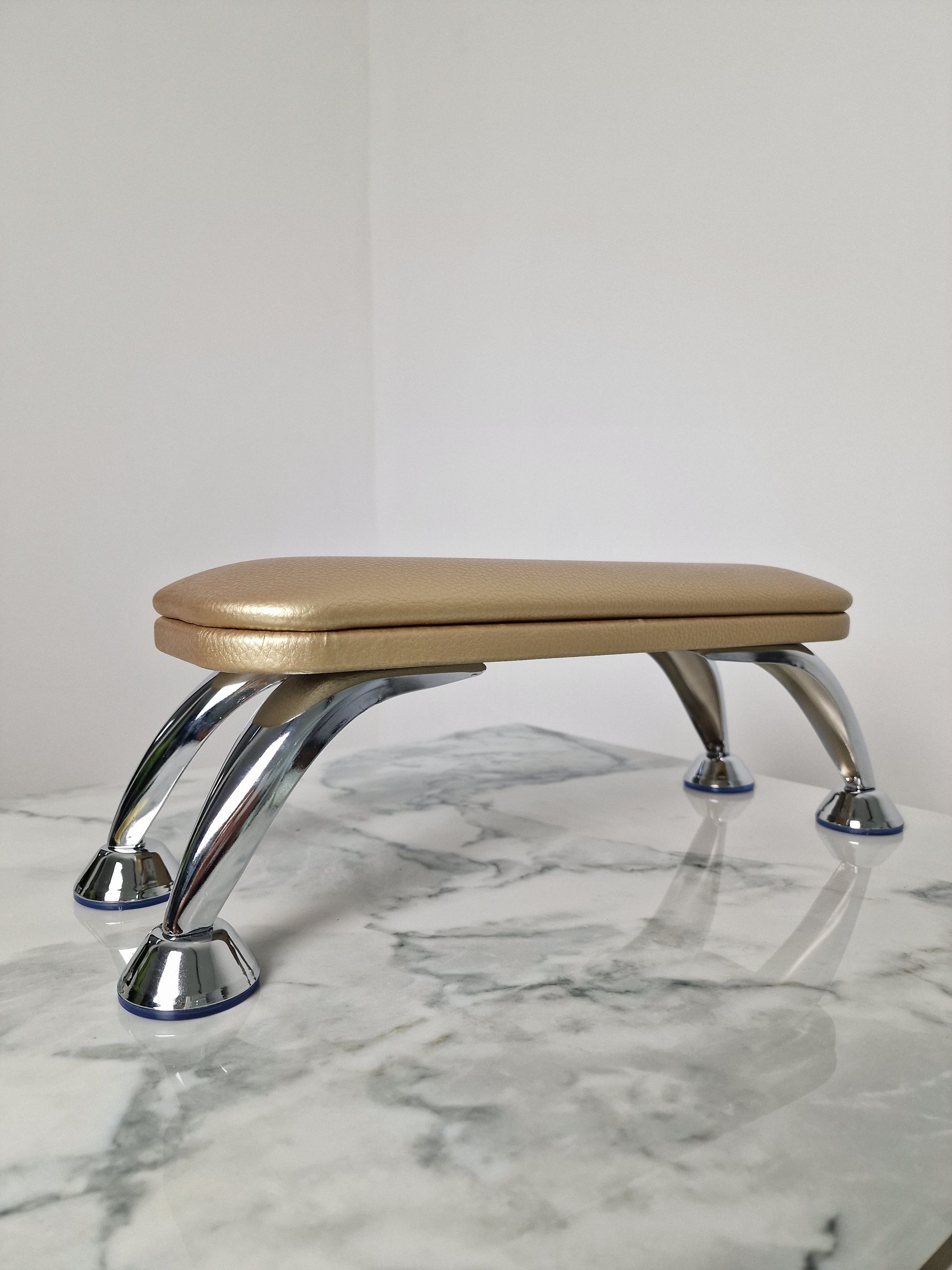 Handauflage (Gold mit Silber)