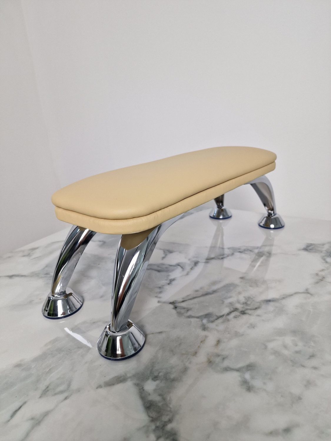 Handauflage (Beige mit Silber)