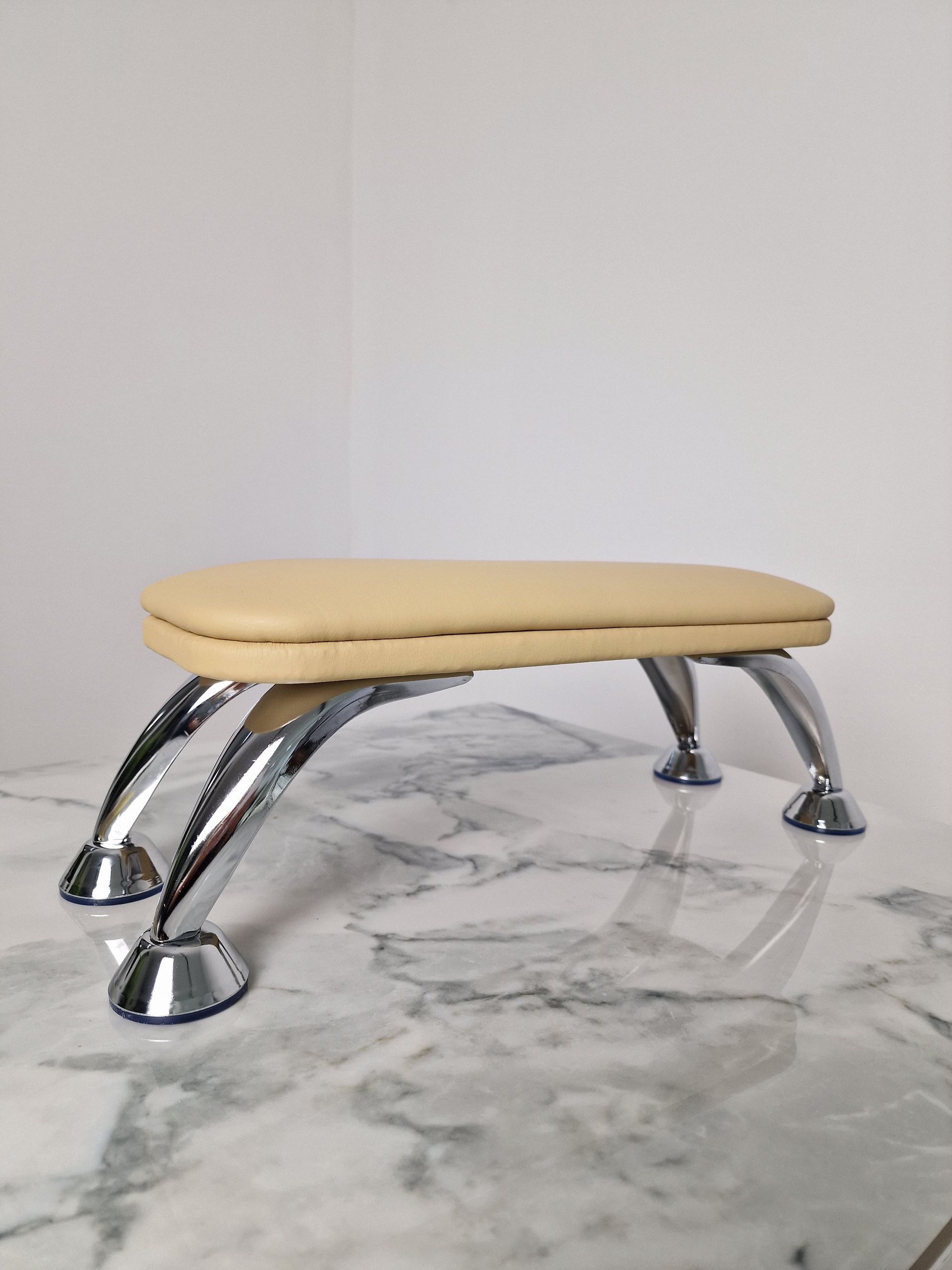 Handauflage (Beige mit Silber)