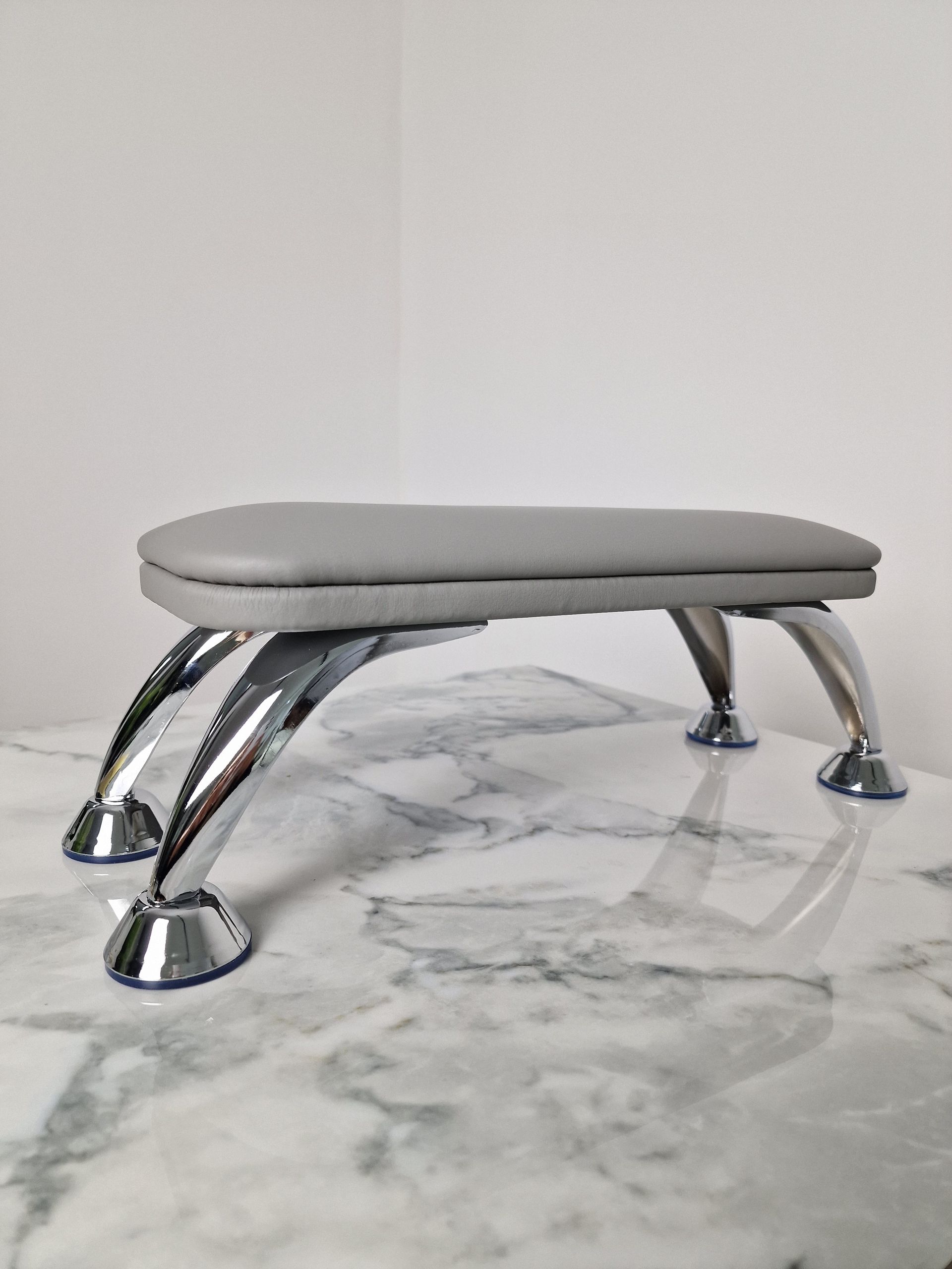 Handauflage (Grau mit Silber)