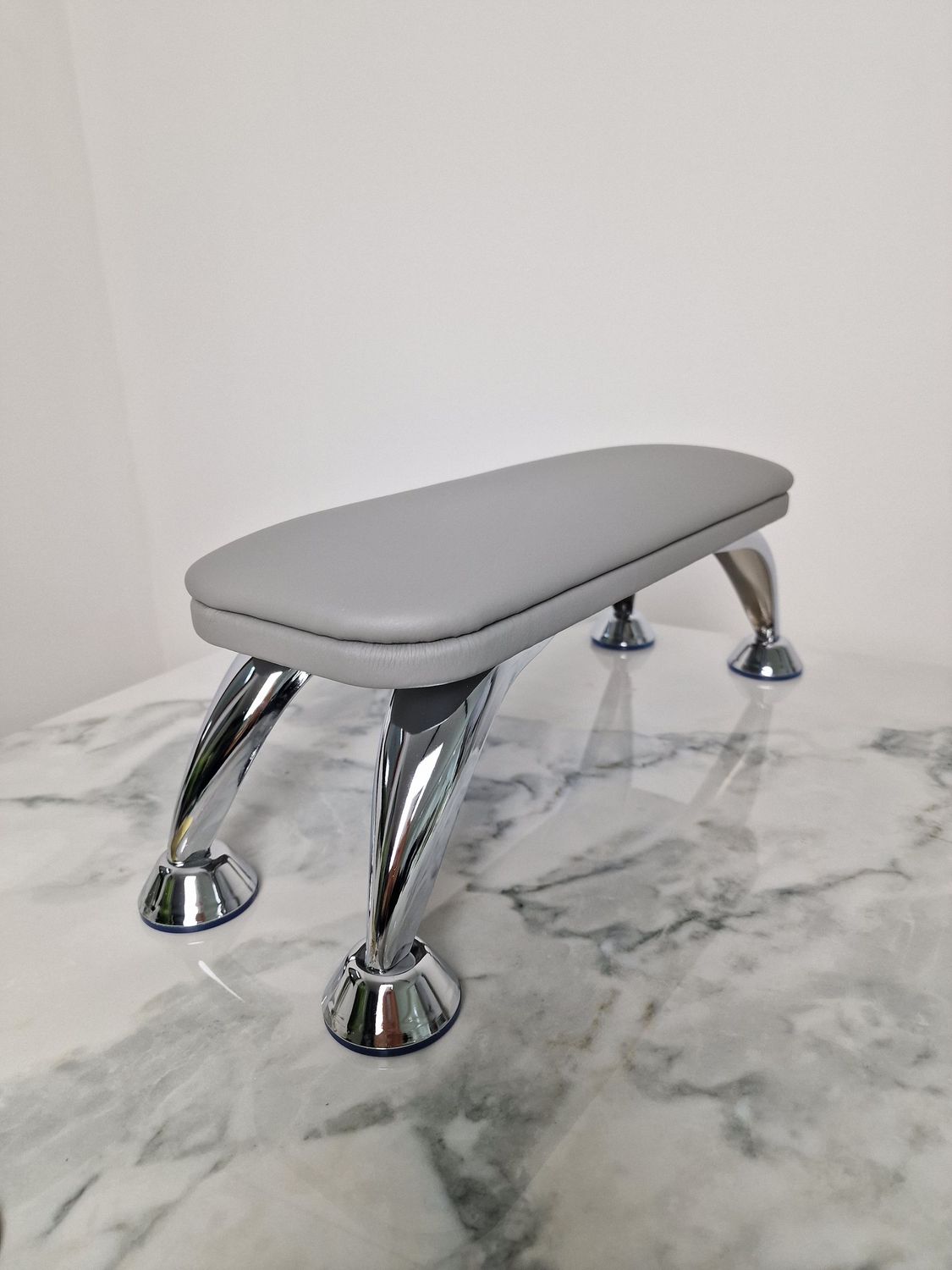 Handauflage (Grau mit Silber)
