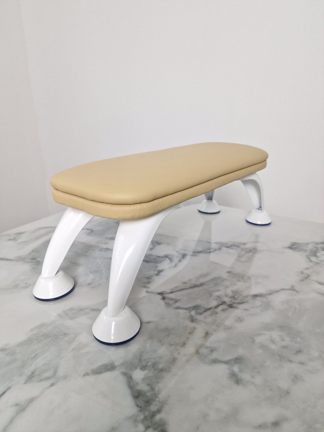 Handauflage (Beige mit Weiß)