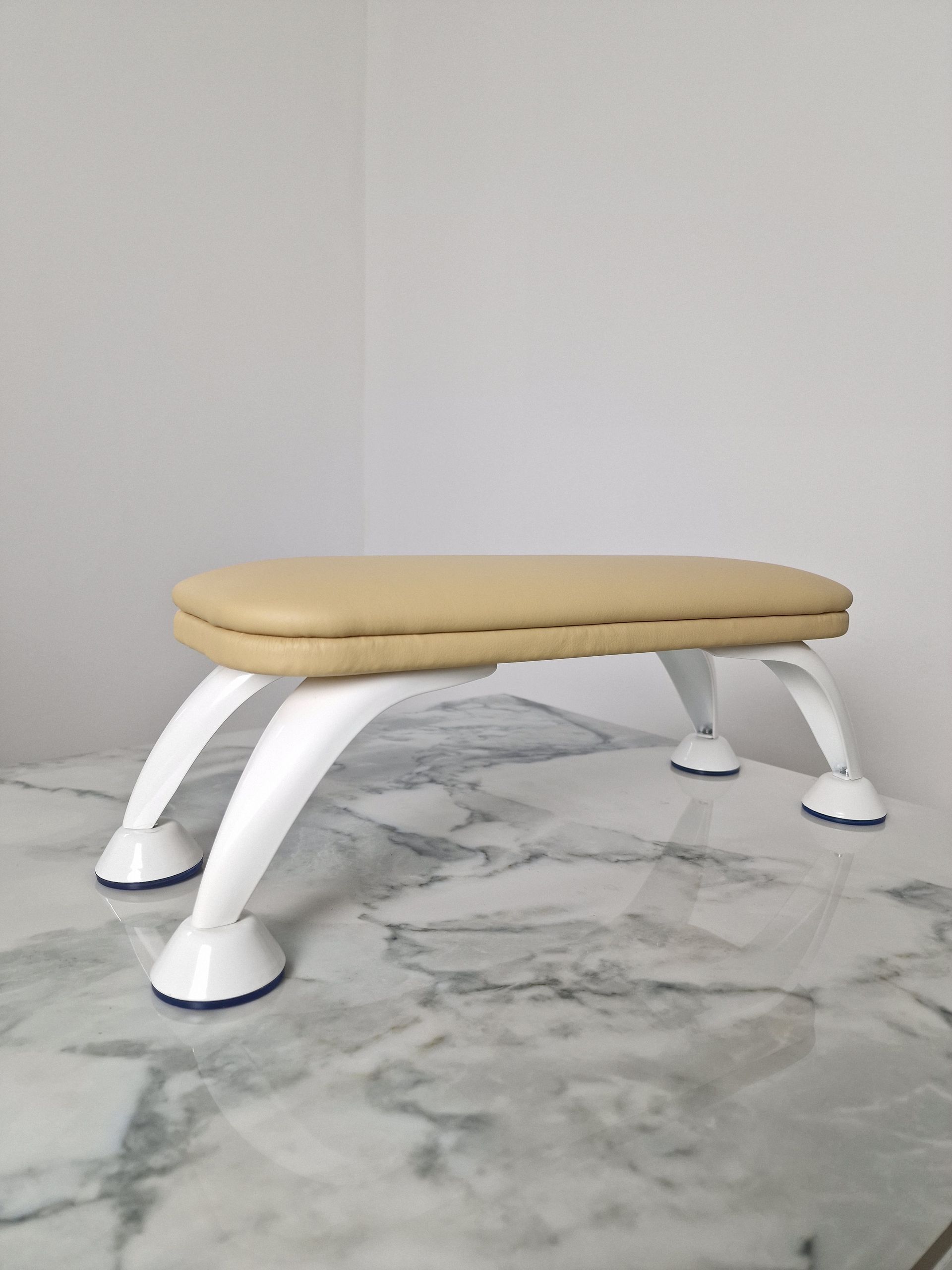 Handauflage (Beige mit Weiß)