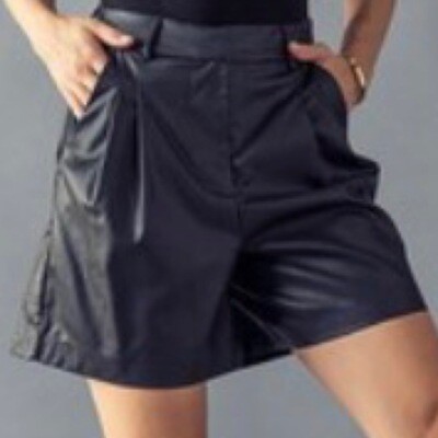 Shorts black faux leather pleated with pockets 