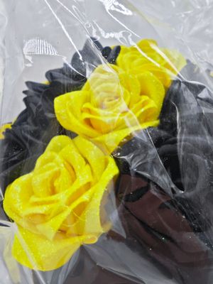 Handgemachter Blumenstrauß in der Farbe schwarz gelb Glitzer