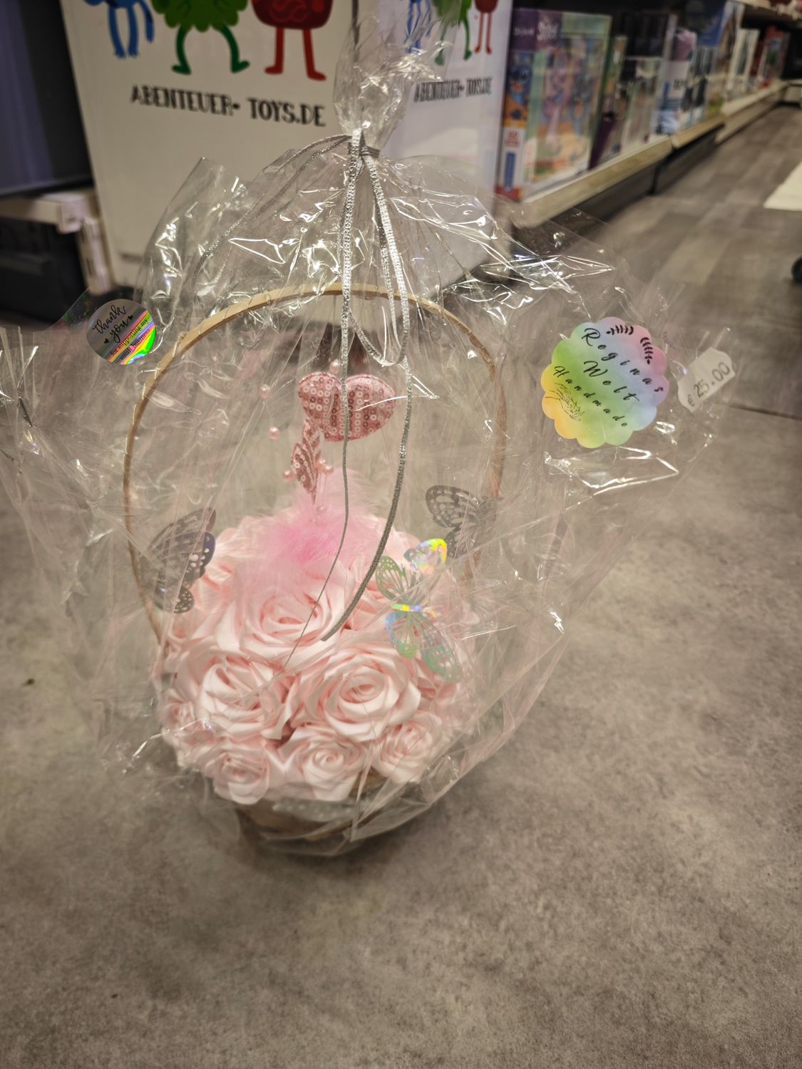 Handgemachter Blumenstrauß im holzkorb in der Farbe rosa