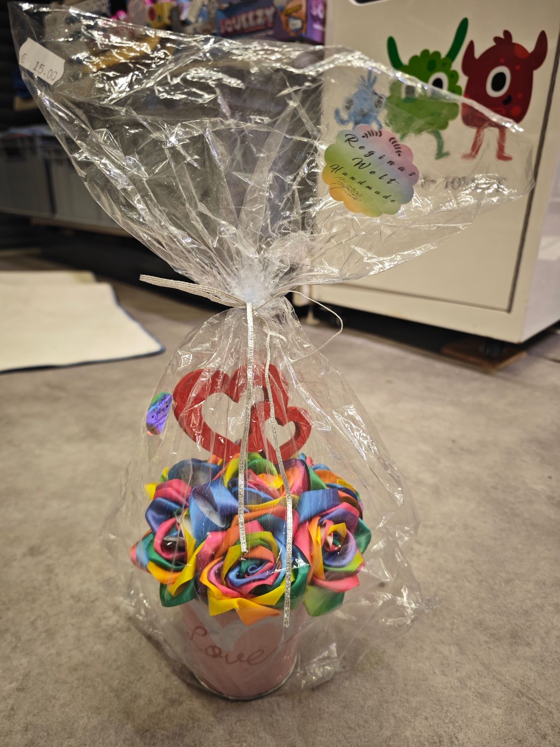 Mini rosenstrauß regenbogenfarbend mit Herz