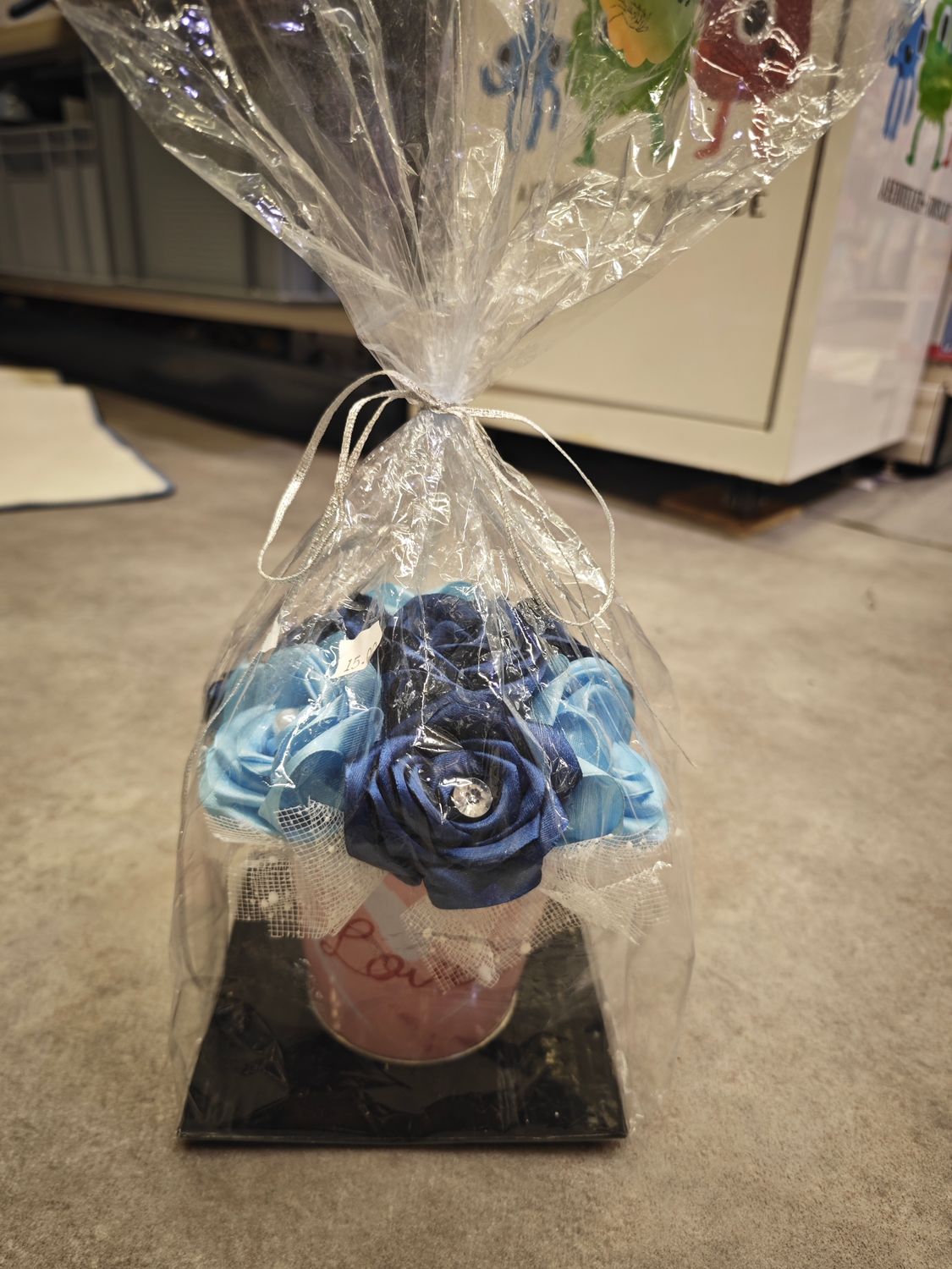 Mini Blumenstrauß in dunkel und hellblauen Rosen