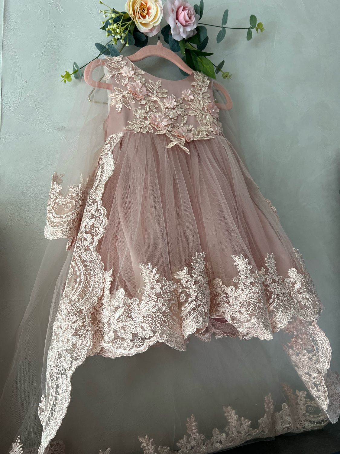 Robe Royale Queen Elizabeth en tulle dentelle haute couture broderie fleurs acec traine 