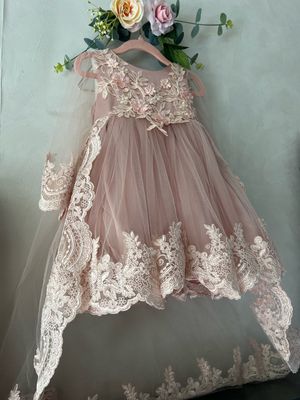 Robe Royale Queen Elizabeth en tulle dentelle haute couture broderie fleurs acec traine 