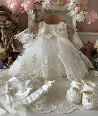 Robe Royale en Dentelle avec Jolie Traîne - Haute Couture pour Baptême et Mariage