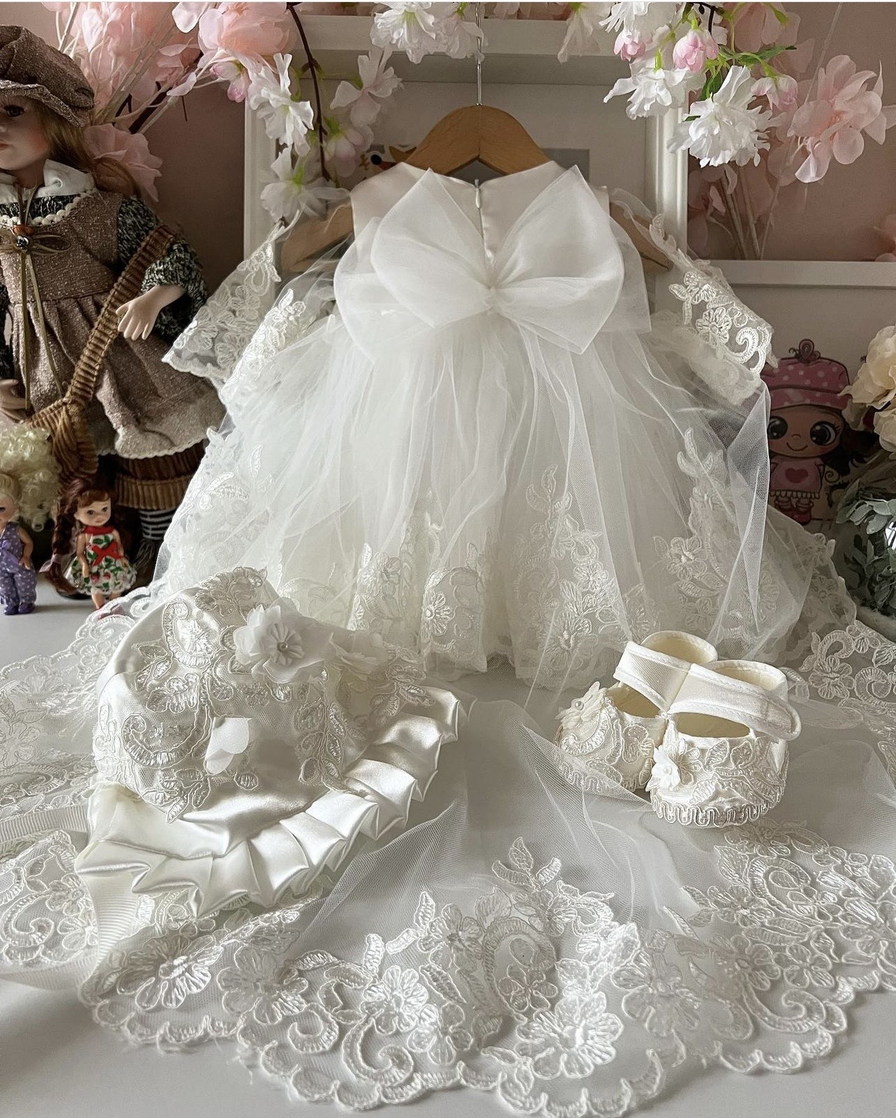 Robe Royale en Dentelle avec Jolie Traîne - Haute Couture pour Baptême et Mariage