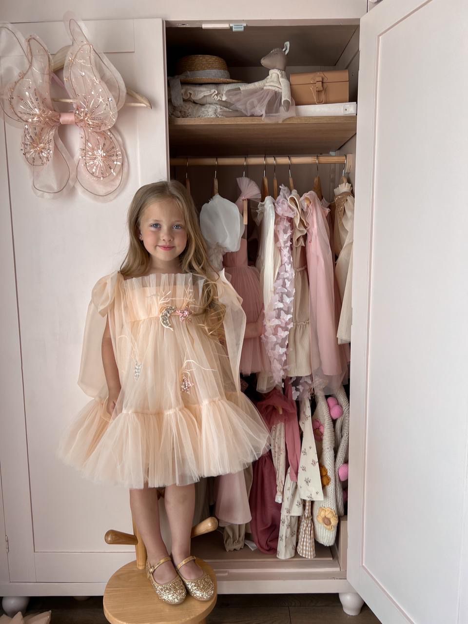 Robe de cérémonie fille  or milles et une nuit couleur sable brodée d’étoiles lunes en perles 