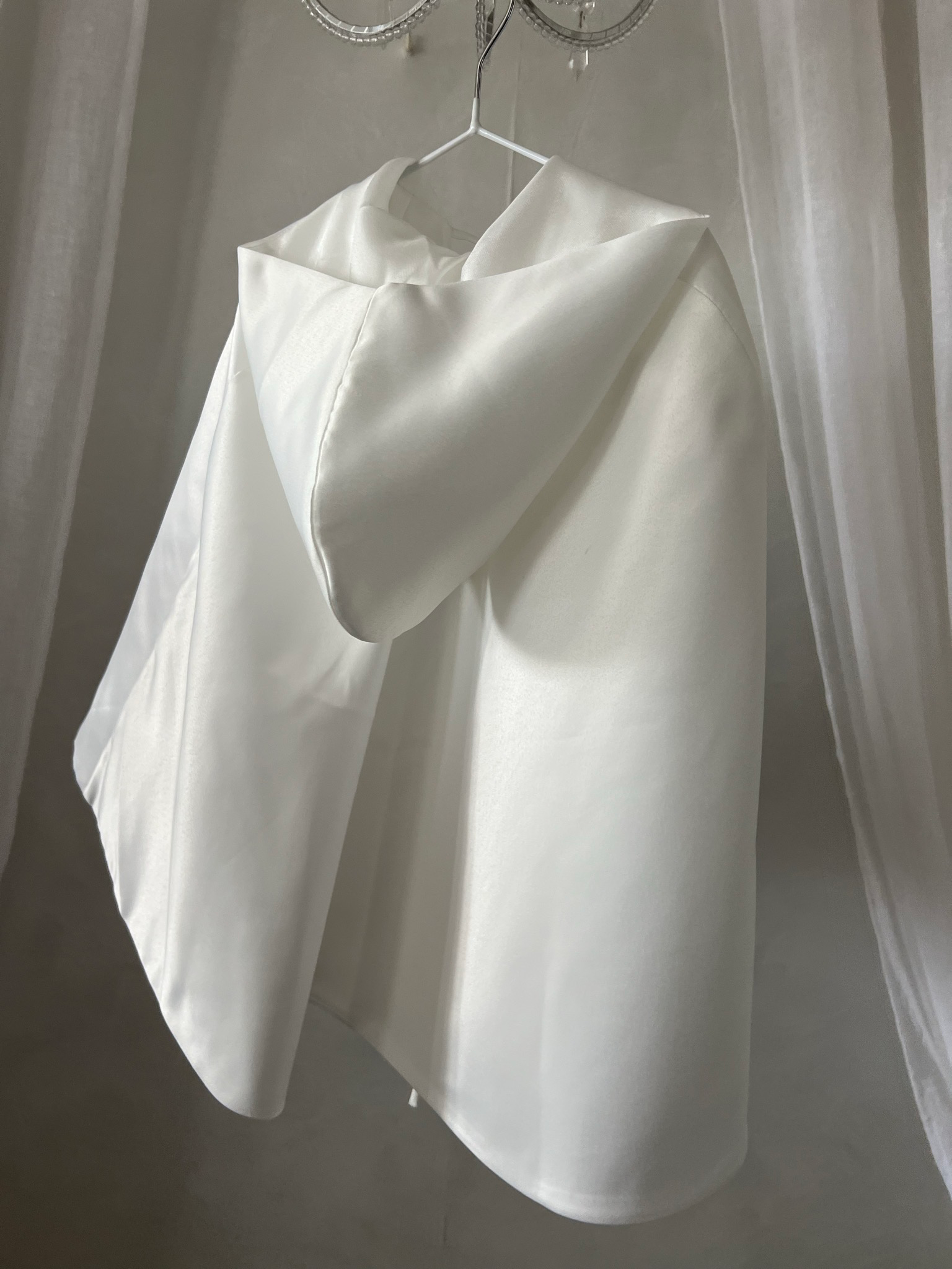 Cape enfant  blanche avec capuche 