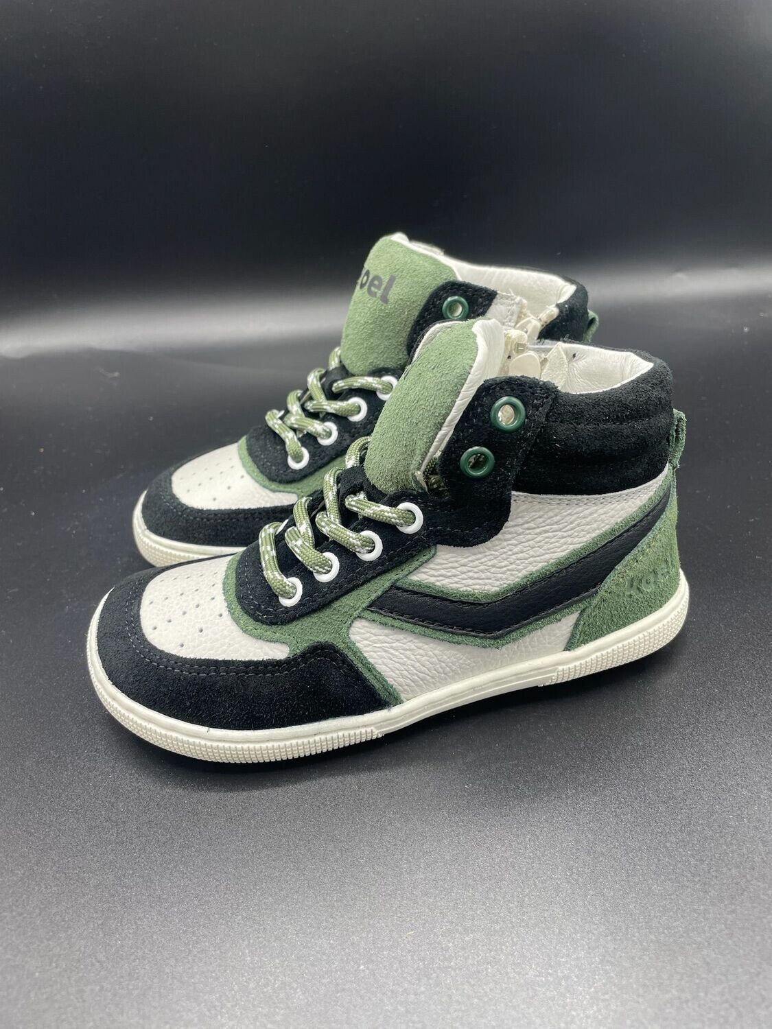 KOEL Danish Nappa Barfußschuh für Kinder in Offwhite, Schwarz und Olivgrün – Vorderansicht mit Schnürsenkeln und Reißverschluss.

