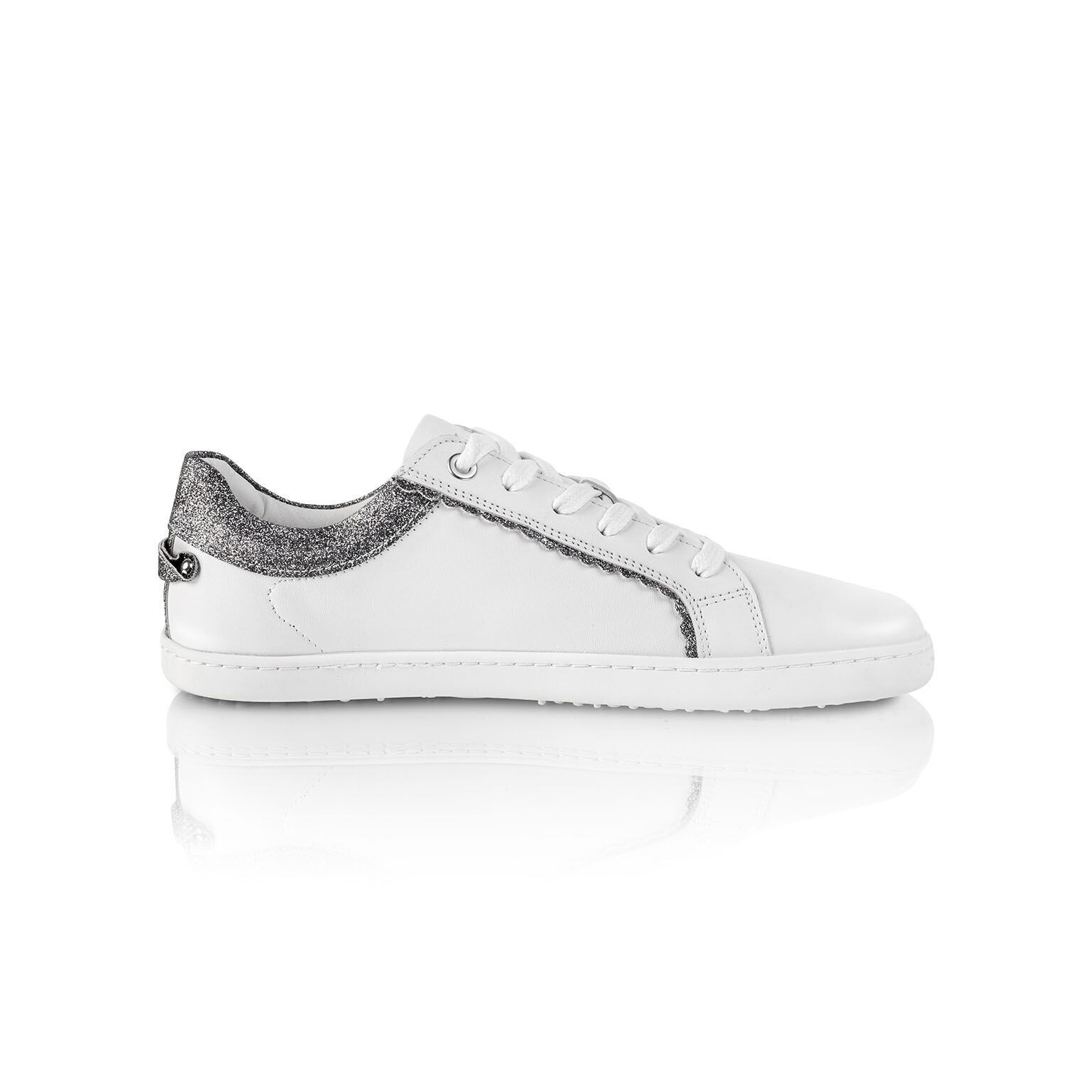 Seitenansicht des Shapen Feelin Chic White Glitter – weißer Barfußsneaker mit funkelnder Ferse und eleganter Linienführung

