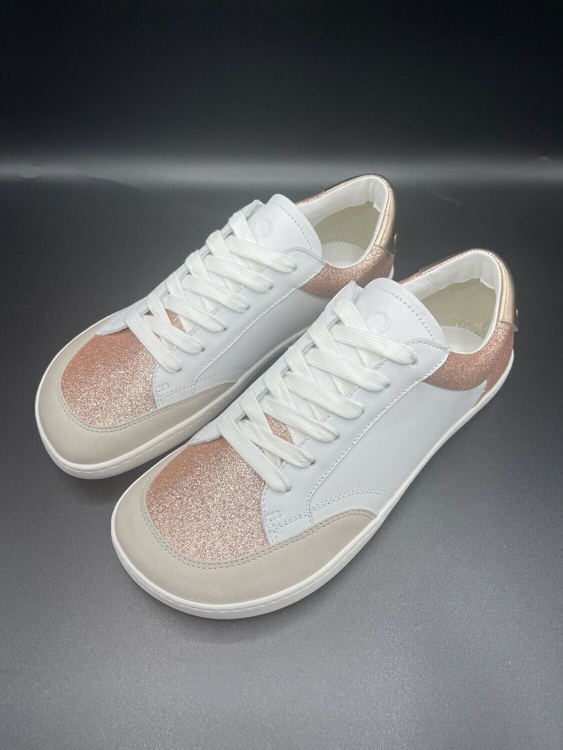 Shapen CHARM Sneaker roségold – Seiten- und Frontansicht im Detail