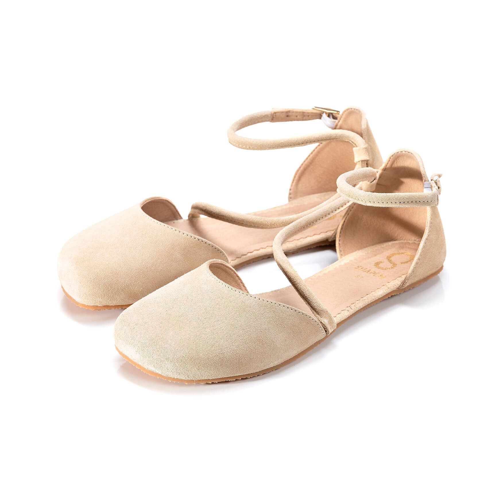 Getragene Shapen ORCHID Sandalen in Beige mit zarten Riemchen – feminines Sommer-Feeling auf Felsen