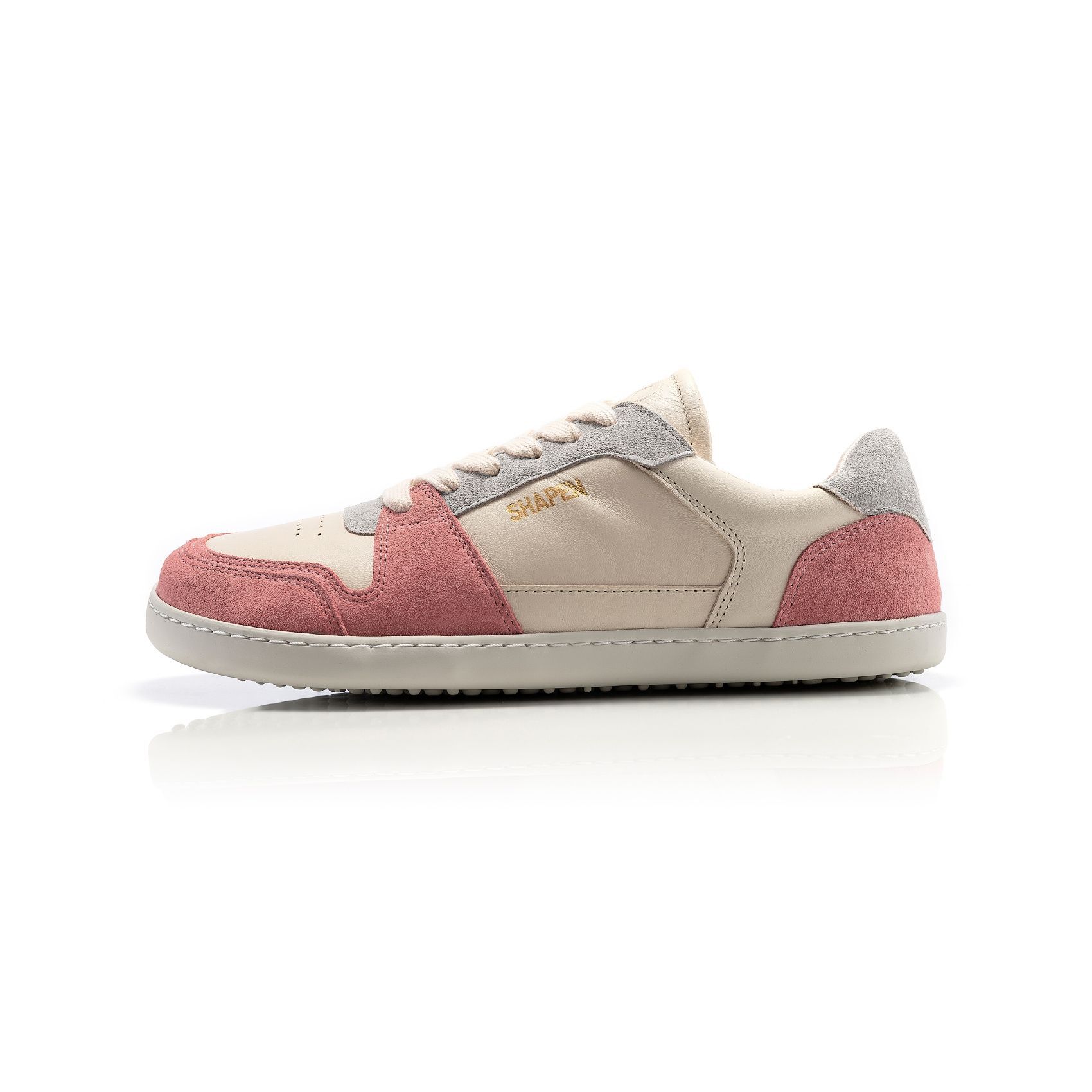 Barfußsneaker Shapen Re:Wind in Peach aus Leder und Wildleder – Seitenansicht schräg von vorn
