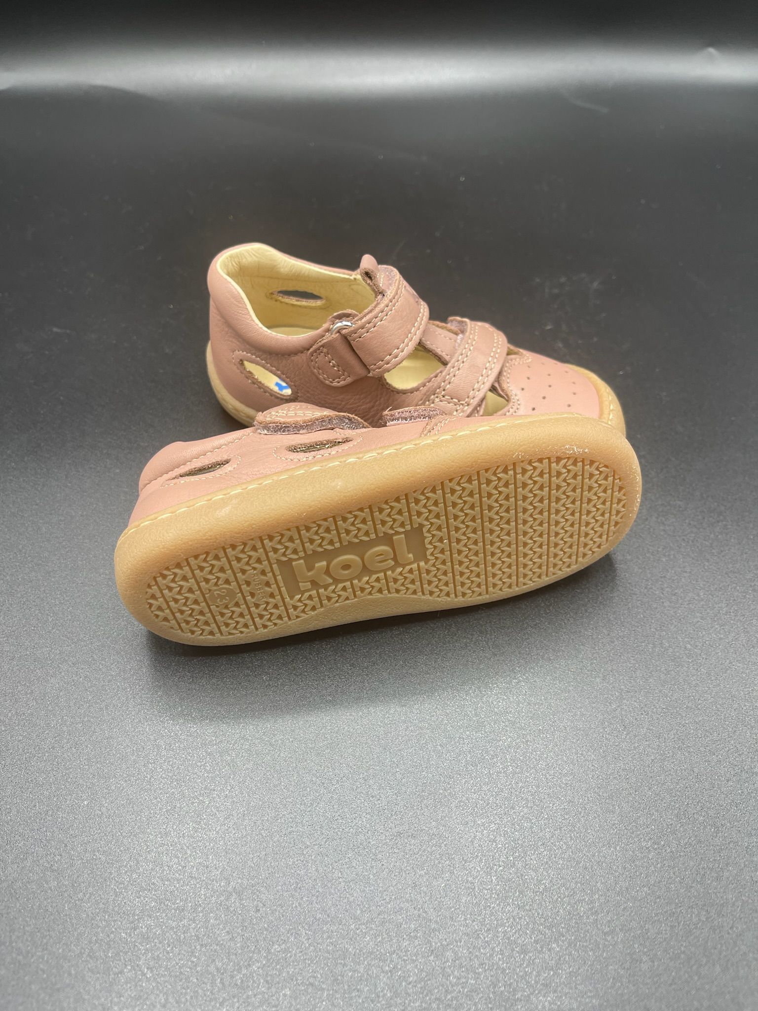 KOEL BEP Sandale in Altrosa mit geschlossener Vorderkappe – Seitenansicht