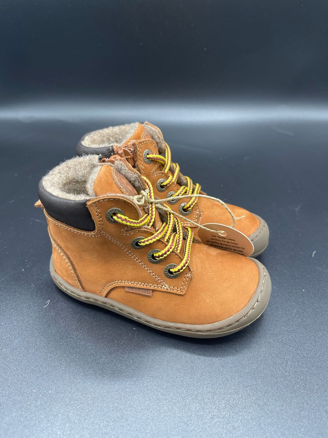 Vorderansicht Develab Cognac Kleinkind Barfußschuh mit Klettverschluss