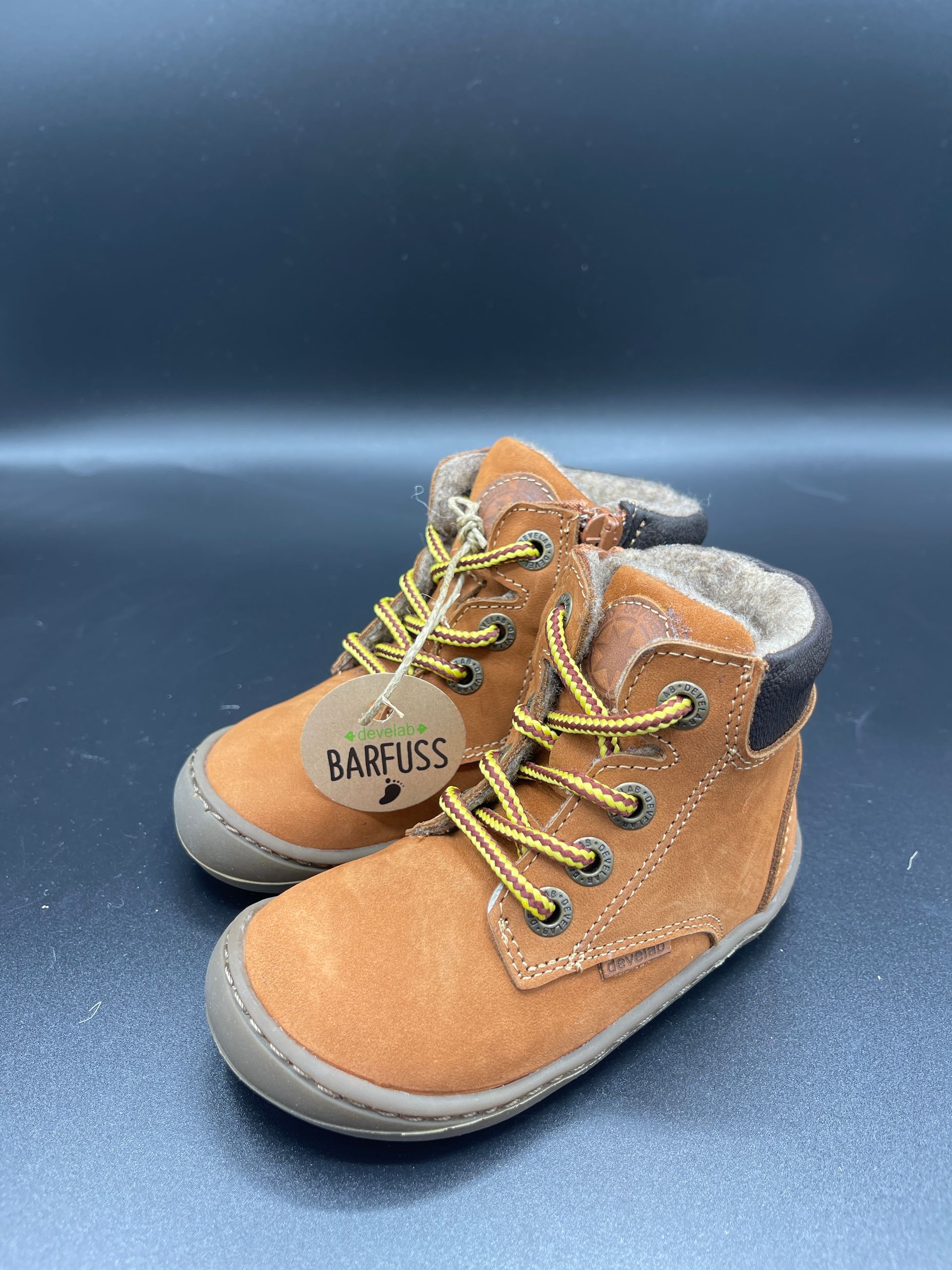 Vorderansicht Develab Cognac Kleinkind Barfußschuh mit Klettverschluss