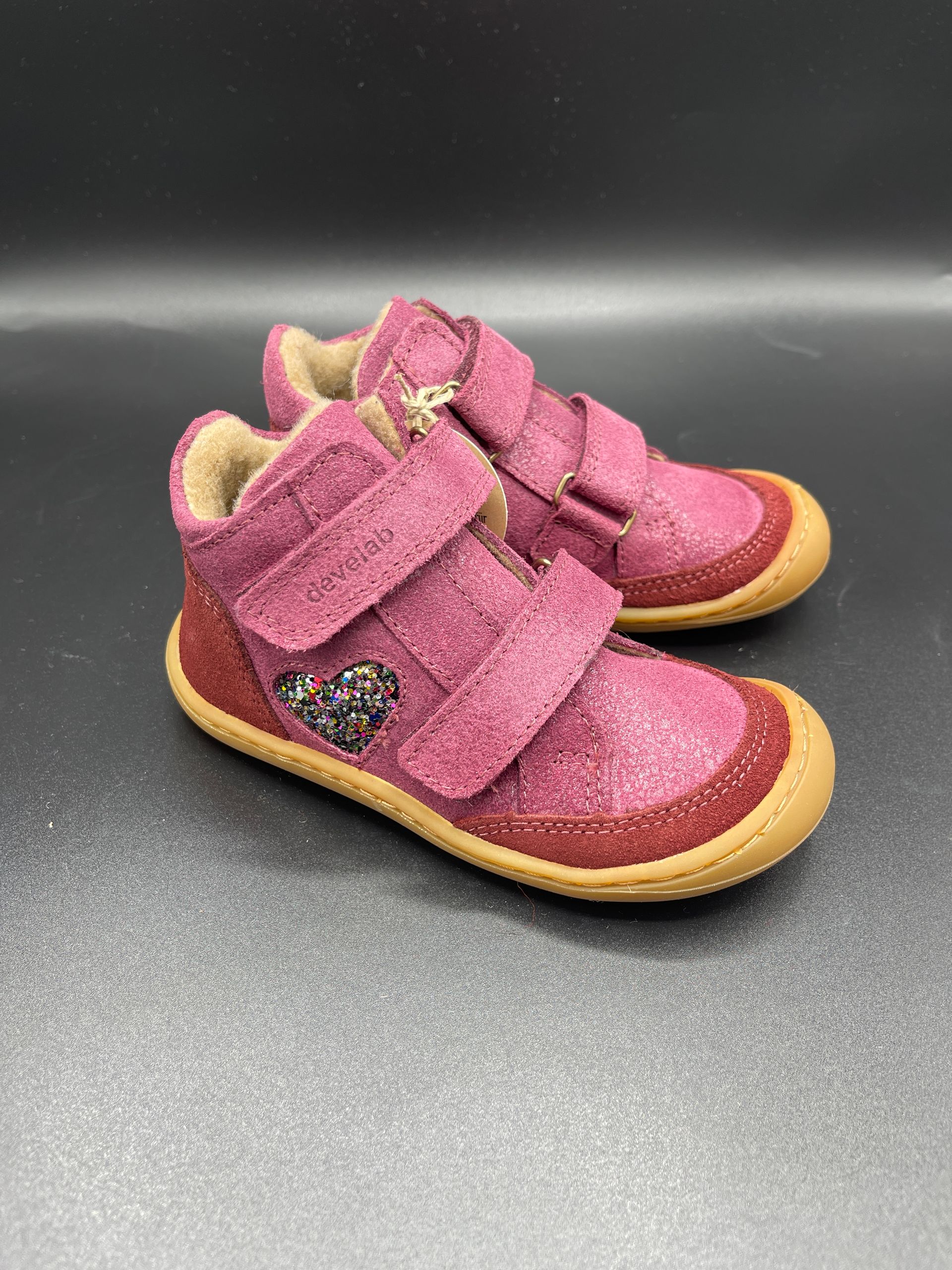 Seitenansicht Develab Midcut Burgundy – Kinder-Barfußschuh mit Klettverschluss und Glitzerherz