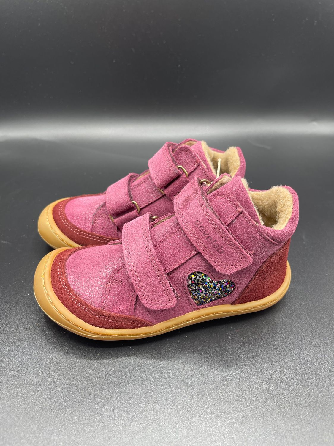Seitenansicht Develab Midcut Burgundy – Kinder-Barfußschuh mit Klettverschluss und Glitzerherz