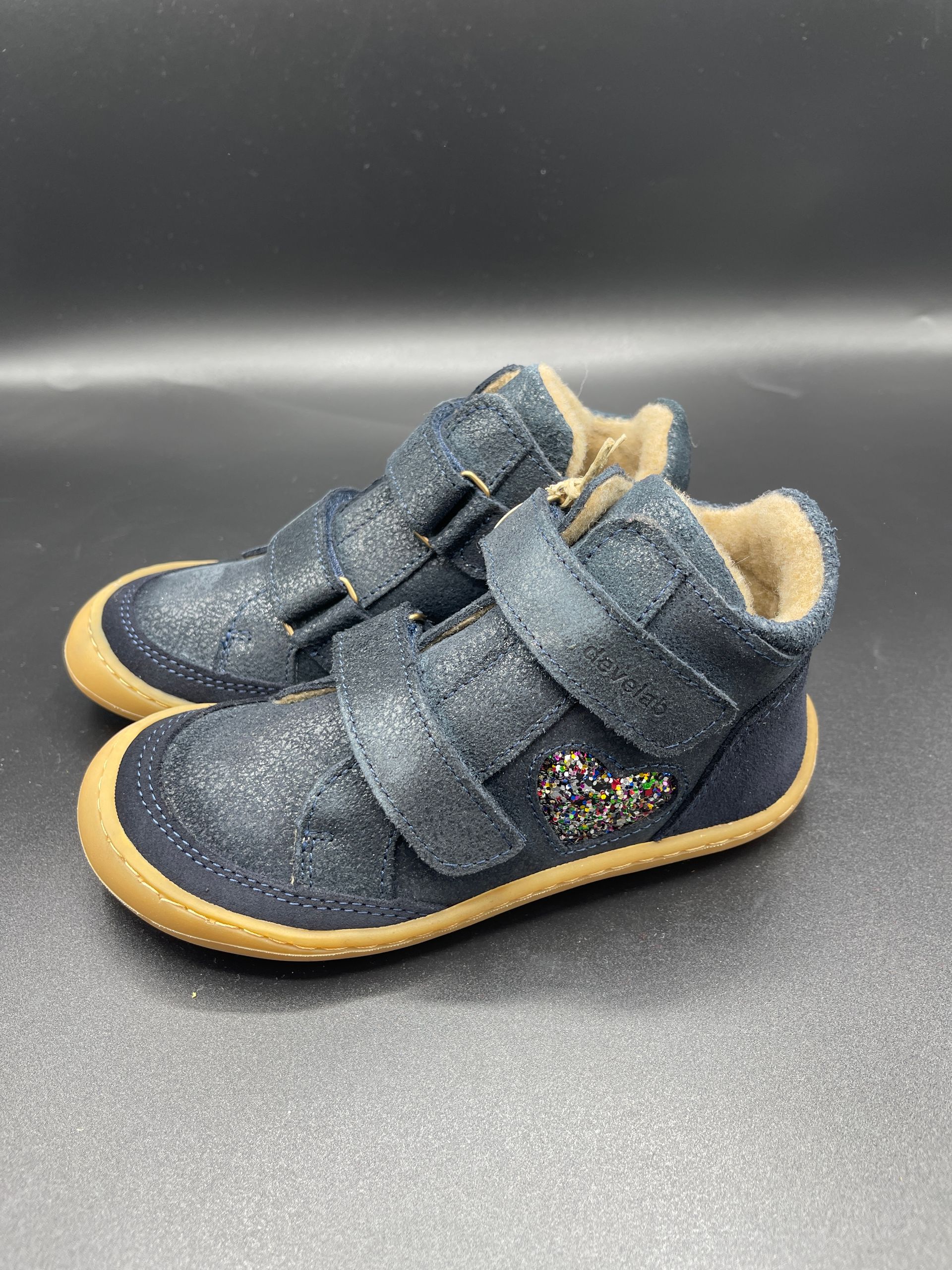 Seitenansicht Develab Midcut navy fantasy – Klettschuh für Kinder mit Glitzerherz