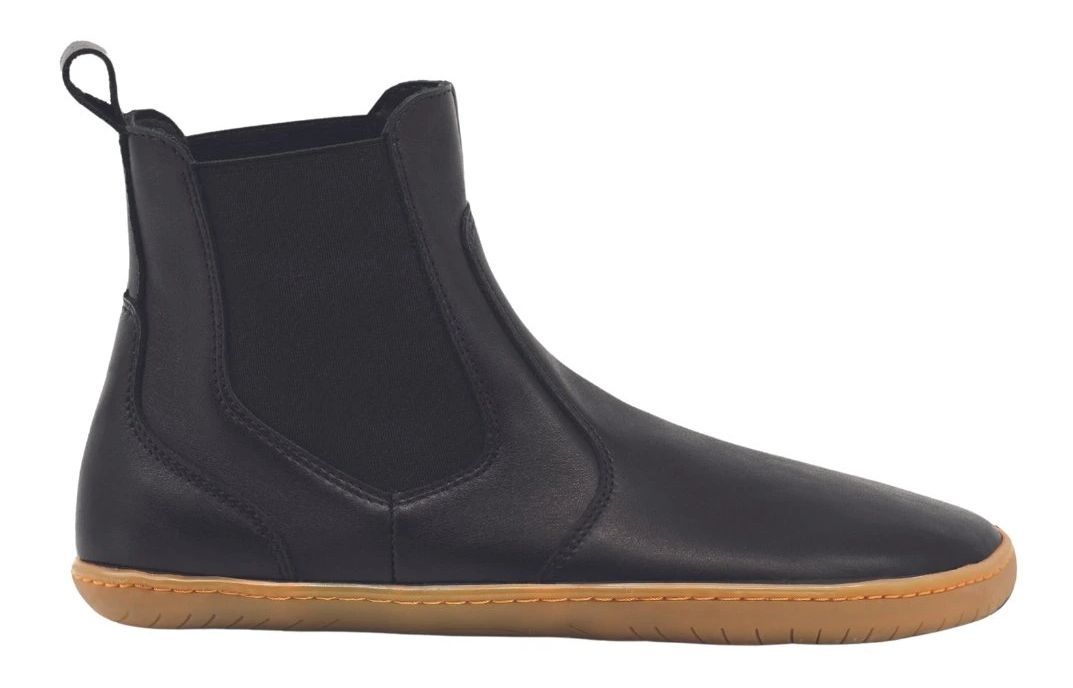 Aylla UMA Chelsea in Schwarz – seitliche Studioansicht mit naturfarbener Sohle