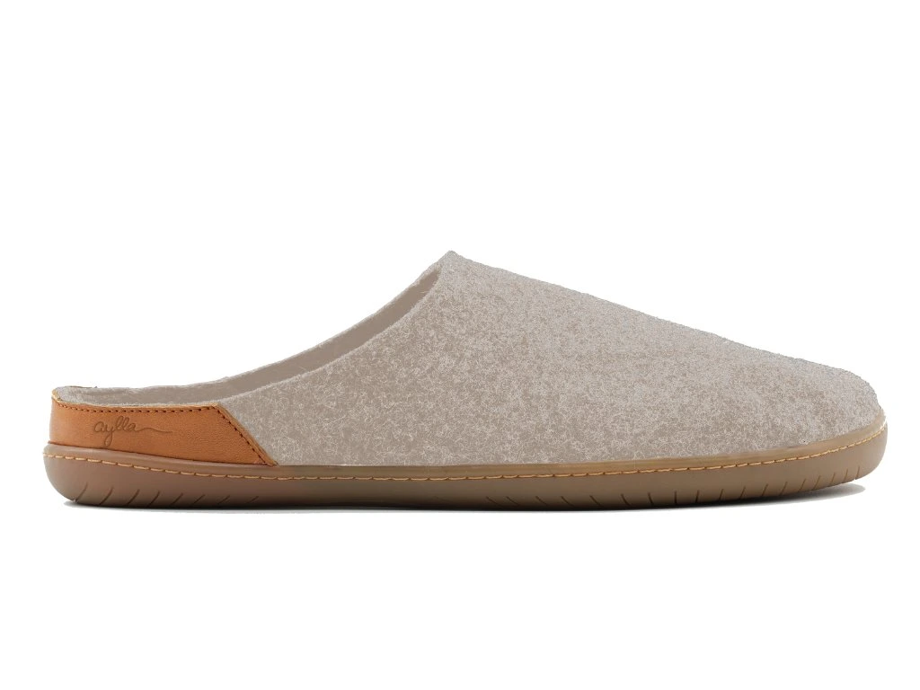 Seitenansicht des Aylla Wasi Natural – Unisex-Barfußschuh aus naturgrauem Wollfilz mit Lederdetails
