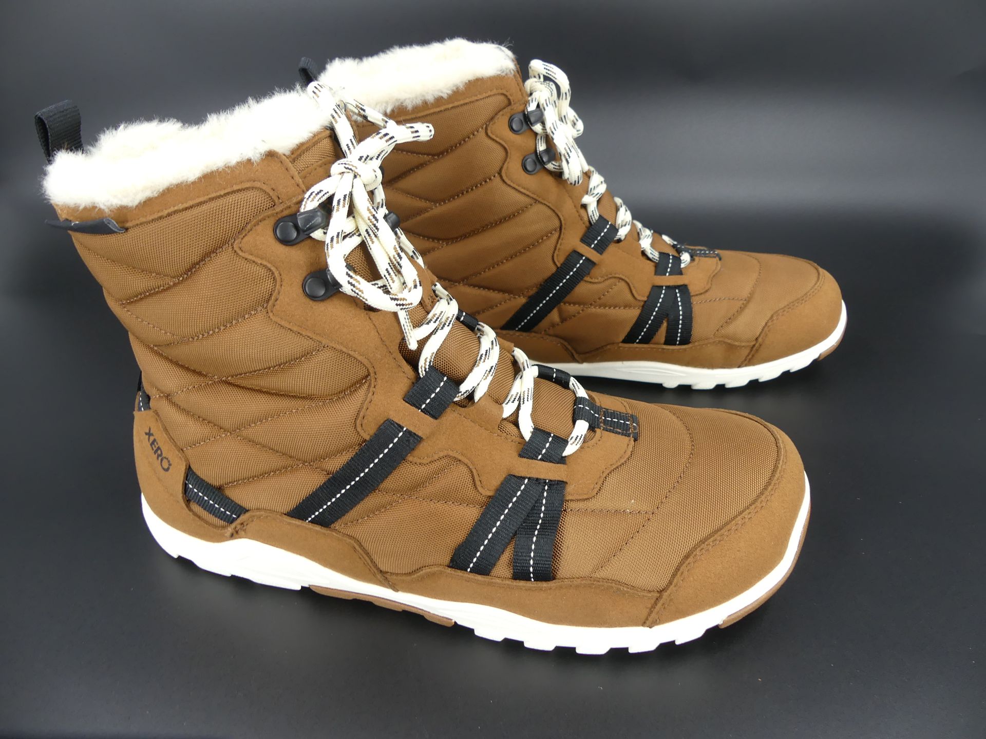 XERO Winter Alpine Women braun – Vorderansicht mit breiter Zehenbox für natürliche Fußform